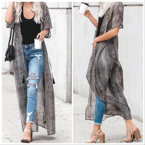Sweaters - NEW‼️ Gray Printed Duster - Kimono cardigan